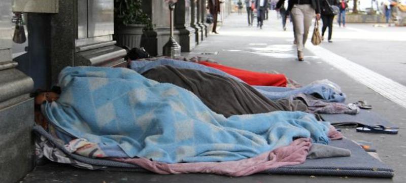 TERROR URBANO: Num inverno rigoroso, moradores de rua de SP são acordados com jato de água fria