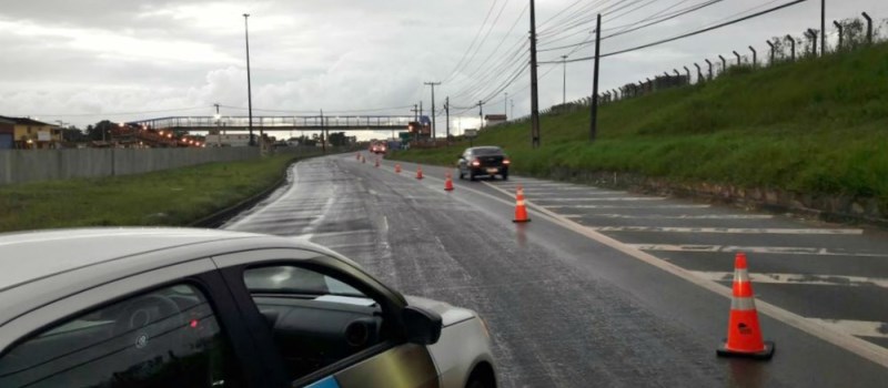 ATENÇÃO REDOBRADA: Veículo derrama óleo na pista e complica trânsito na Cia-Aeroporto