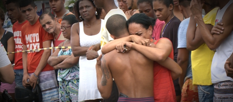 MÃE DESMAIOU: Familiares de rapazes assassinados na San Martin se desesperam ao ver corpos