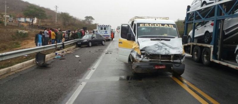 COLISÃO: Acidente com van escolar deixa dois mortos no interior da Bahia