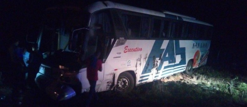 ACIDENTE: 13 pessoas ficam feridas após ônibus que saiu de Salvador capotar na BR-324