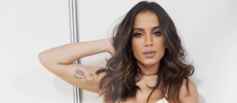 &#8216;PLATINADA?&#8217;: Anitta muda visual e fãs elogiam a cantora nas redes sociais; Veja foto