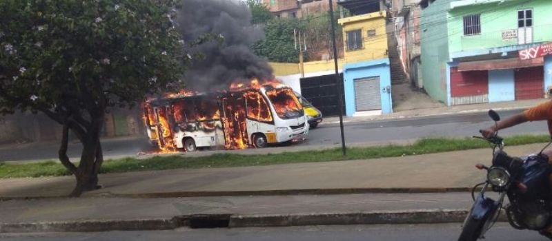 VEJA VÍDEO: Bandidos ateiam fogo em micro-ônibus e passageira fica ferida em Simões Filho