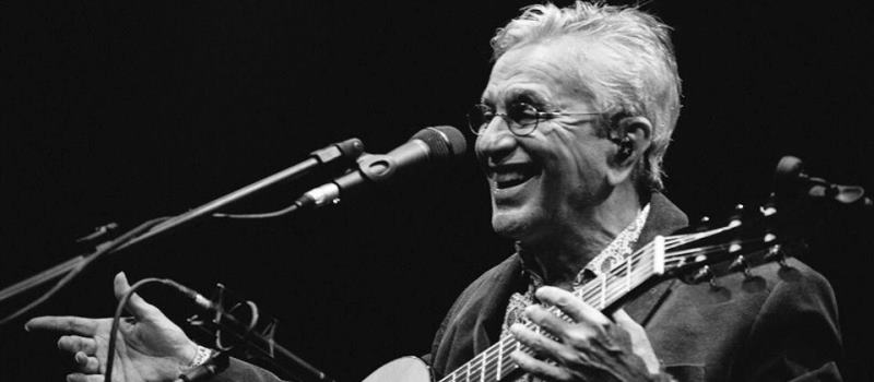 &#8216;ABRAÇAÇO&#8217;: Caetano Veloso faz 75 anos nesta segunda-feira; Relembre trajetória do artista baiano