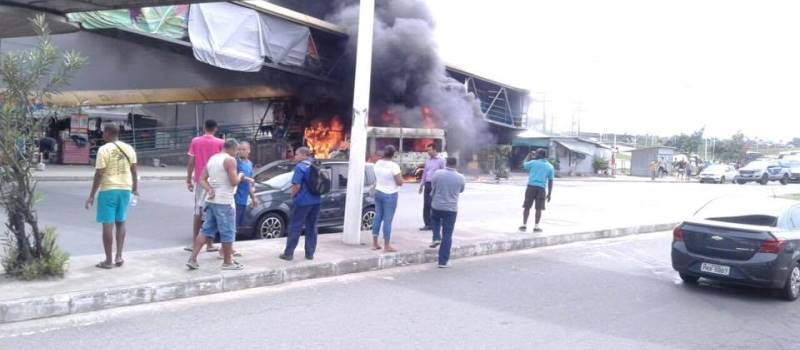 EM PLENA LUZ DO DIA: Van pega fogo próximo a shopping em São Cristóvão