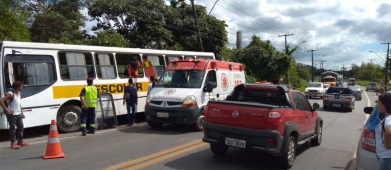 ACIDENTE: Crianças ficam feridas após carreta bater contra ônibus escolar em Simões Filho