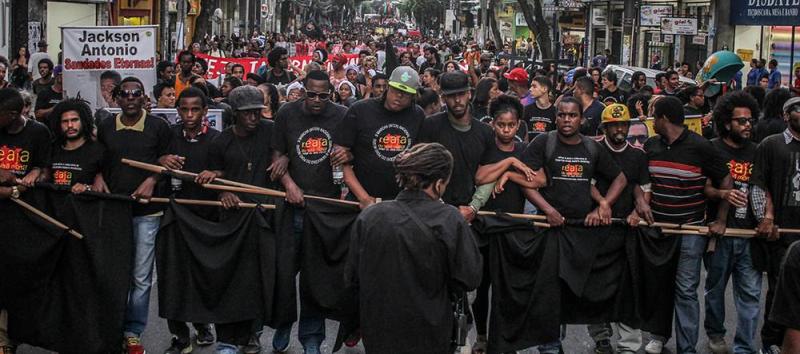 MANIFESTAÇÃO: Grupo realiza marcha contra contra o &#8220;genocídio do povo negro&#8221; no Engenho Velho de Brotas