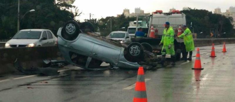 CAVALO NA PISTA: Motorista fica ferido após carro capotar na Cia-Aeroporto