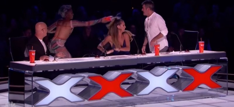 CLIMÃO: Ex-Spice Girl Melanie Brown joga água em Simon Cowell após piada infame e abandona programa