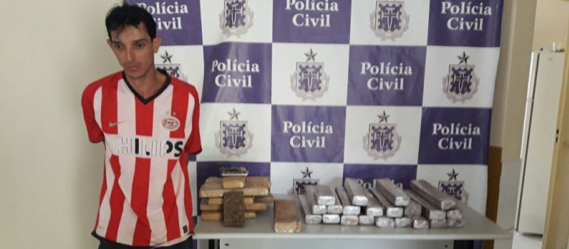 COVEIRO DO CRIME: Traficante é preso com maconha e crack enterrados no quintal de casa