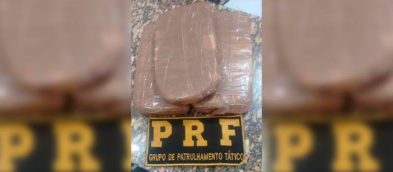 TRÁFICO: PRF prende mulher em Vitória da Conquista que transportava cocaína para Fortaleza