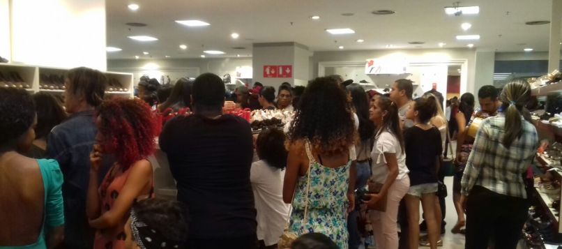 &#8216;DEU ZIG&#8217;: Fãs de Anitta &#8216;invadem&#8217; loja de departamento de shopping mas cantora não comparece