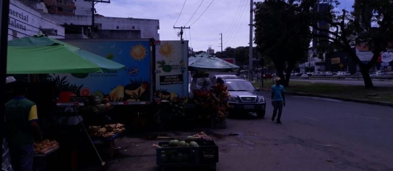 FEIRA DA ESCULHAMBAÇÃO: Venda irregular de frutas em Salvador complica trânsito e irrita comerciantes