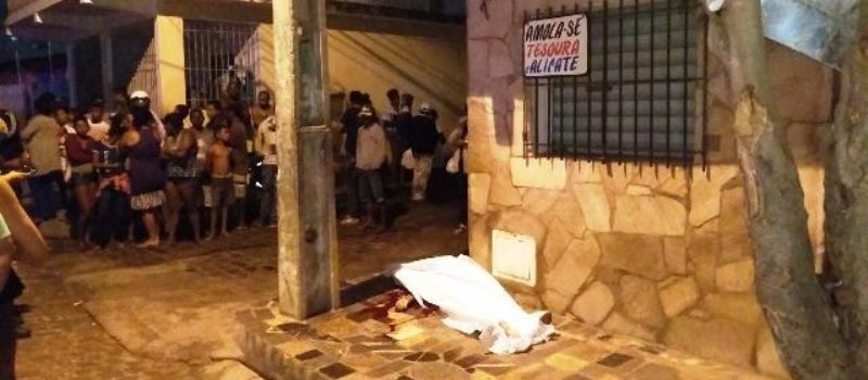 VIOLÊNCIA BRUTAL: Câmera flagra assassinato de mulher em Feira de Santana; Veja vídeo