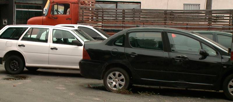 RONDA: Praça no bairro do IAPI vira estacionamento de carros abandonados