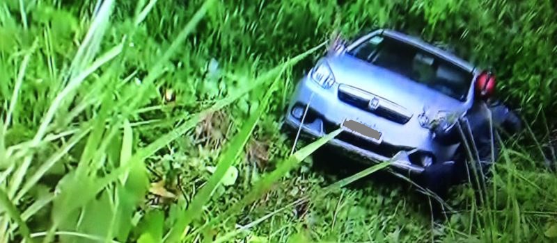 ACIDENTE: Carro cai em córrego na Alameda Jardim, no Imbuí; Salvar está no local