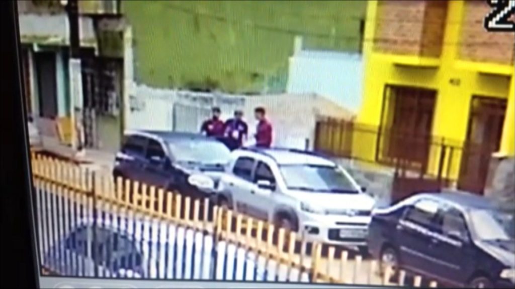 QVP: Jovem é assaltado na porta de casa