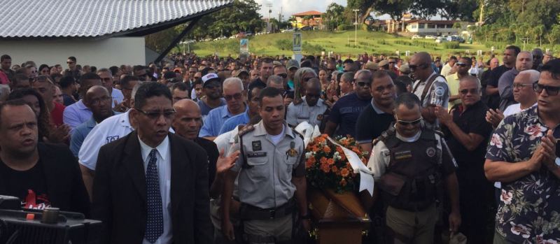 ADEUS: Enterrado corpo de PM baleado durante tentativa de assalto em shopping de Salvador