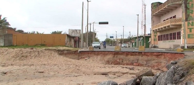 MUCURI: Avanço do mar destrói parte da orla no sul da Bahia