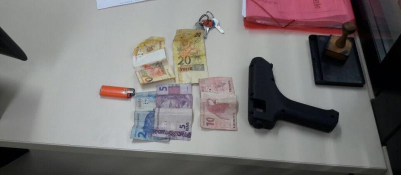 SEM GRAÇA: Menores que assaltavam passageiros com arma de brinquedo são apreendidos