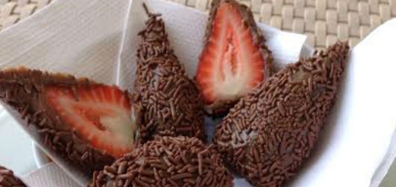 Confira a receita de coxinha de brigadeiro com recheio de morango