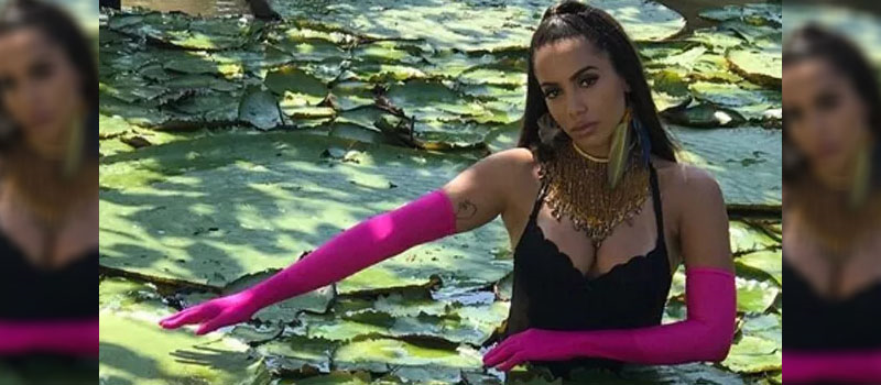 A COBRA ATACA NOVAMENTE: ?Qual a chance da cobra vir aqui e picar meu c*??, diz Anitta ao gravar clipe