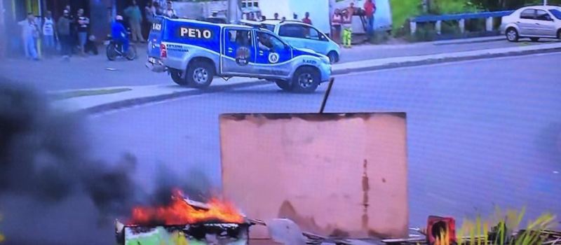 TENSO: Manifestantes entram em conflito com PM em Campinas de Pirajá após morte de jovem