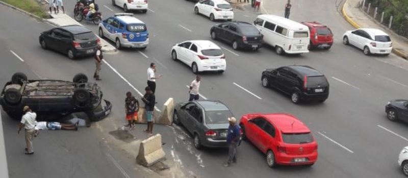 AV. ACM: Carro capota em frente à rodoviária; Motivo do acidente ainda é desconhecido