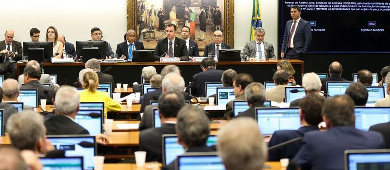 NOVA VOTAÇÃO: Deputados aprovam relatório a favor da absolvição de Temer