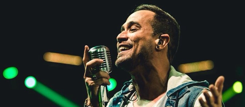 Alvinho apresenta clássicos da MPB e o melhor do Axé antigo no Fera Music Live