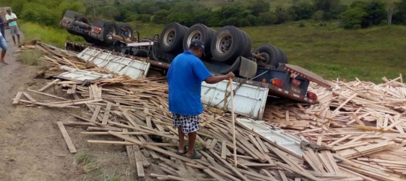 SUSTO: Carreta carregada de madeira tomba e deixa carga espalhada na BR-101