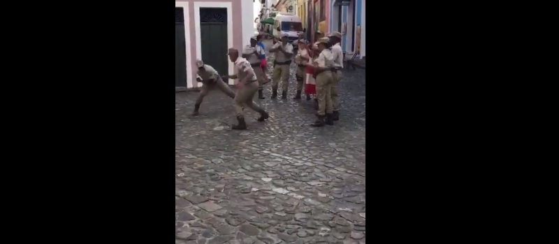 &#8220;BERIMBAU SIM, BERIMBAU NÃO&#8221;: Militares são flagrados jogando capoeira no Pelourinho; Assista