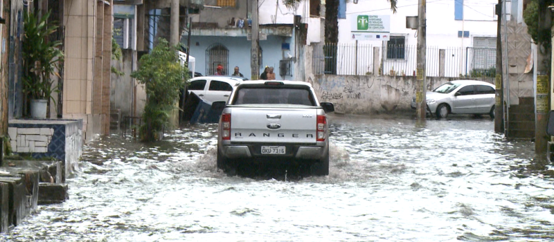 QVP: Chuva causa transtorno em via principal de São Cristóvão; Veja vídeo