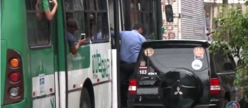 VÍDEO: Reportagem flagra motorista criando &#8216;ponte&#8217; para retirar passageiros de ônibus no bairro do Uruguai