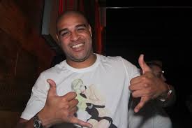 Adriano Imperador arma barraco e expulsa convidados de sua casa