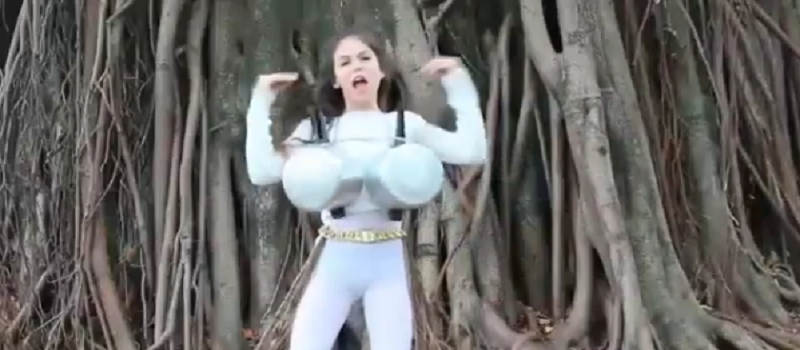 ASSISTA: Anitta publica vídeo de MC Melody imitando clipe gravado na Amazônia e fãs criticam performance