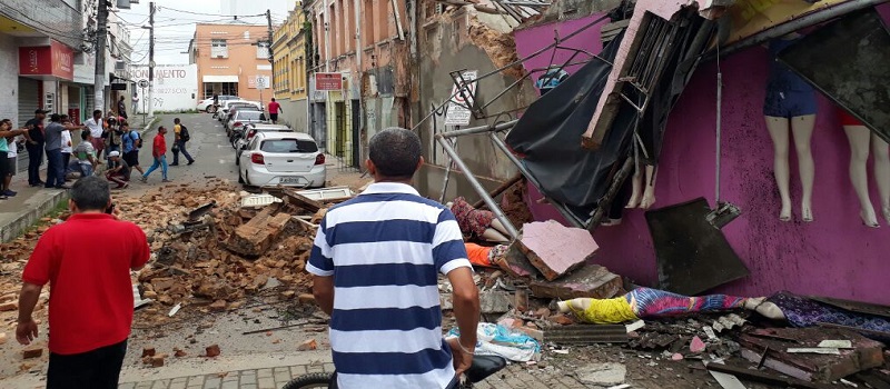 ITABUNA: Estrutura de loja desaba e cinco pessoas ficam feridas; Veja vídeo