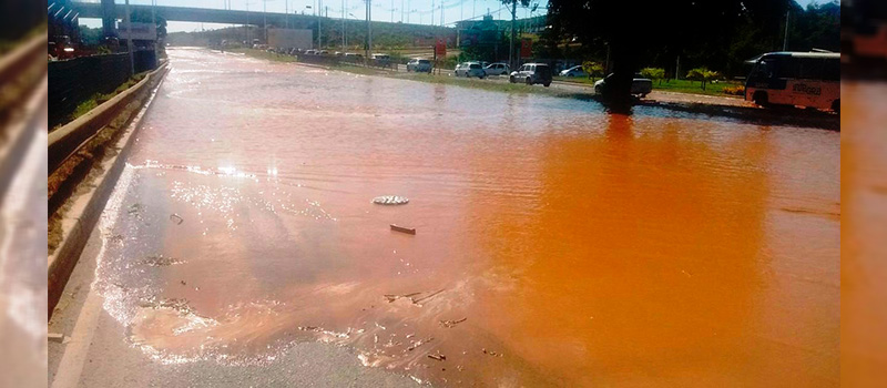 SE LIGUE: Adutora da Embasa rompe na Avenida Paralela deixando o trânsito lento na região