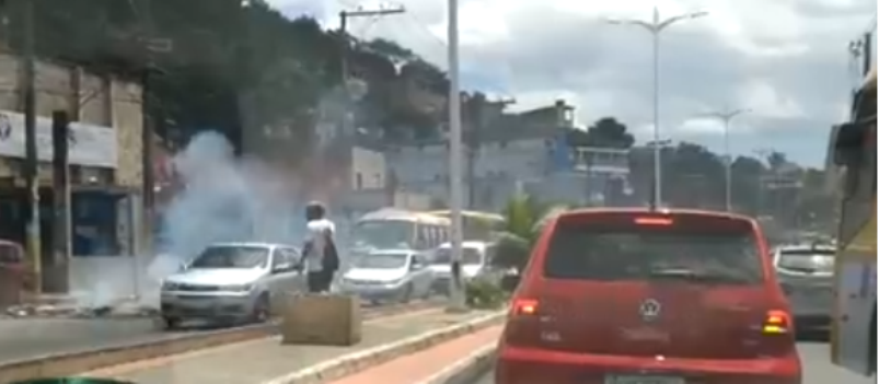 REVIDE: Protesto na Suburbana foi motivado por prisão de traficantes; Moto da PM acabou queimada