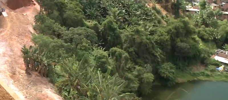 ANGÚSTIA: Cachorra está há três dias presa em barranco de Salvador; Veja vídeo