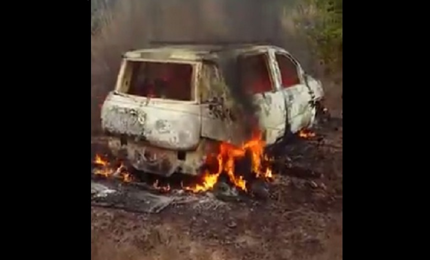 VÍDEO: Bandidos roubam e batem carro de funerária no interior do estado; Veículo pegou fogo