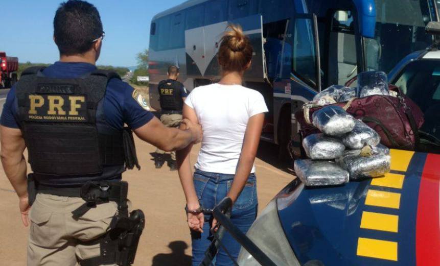 TRÁFICO: Passageira de ônibus é detida em Seabra levando maconha para Salvador