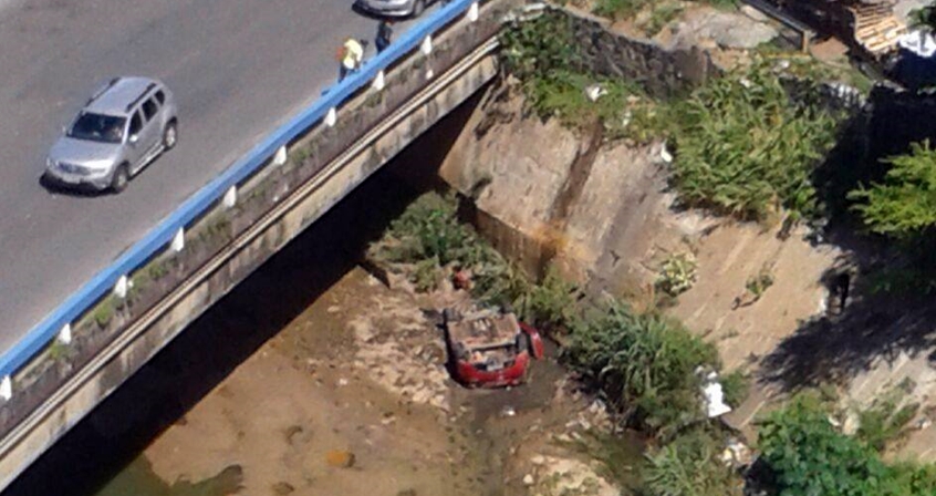 Veículo cai em canal no bairro do Caminho das Árvores