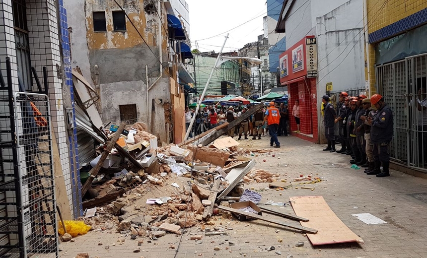 URGENTE! Casarão desaba no Centro Histórico de Salvador; Comércio funcionava no local