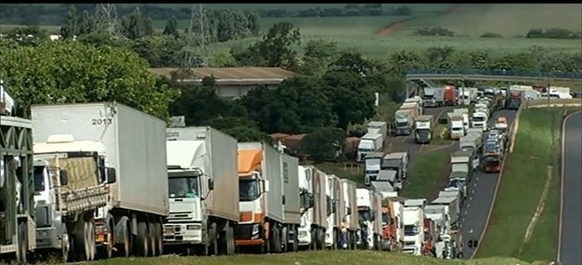 Dilma vai sancionar Lei dos Caminhoneiros nesta segunda-feira