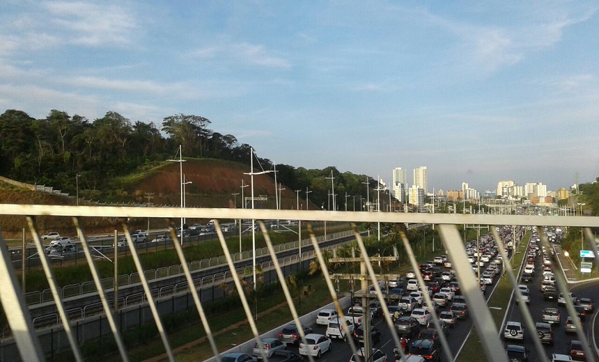 SALVADOR: Acidente deixa trânsito complicado na Avenida Paralela