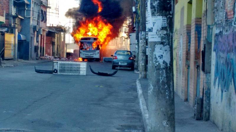 Ônibus é incendiado por manifestantes no bairro da Calçada