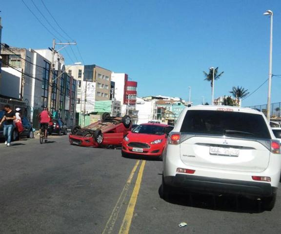 Carro capota no bairro do Rio Vermelho