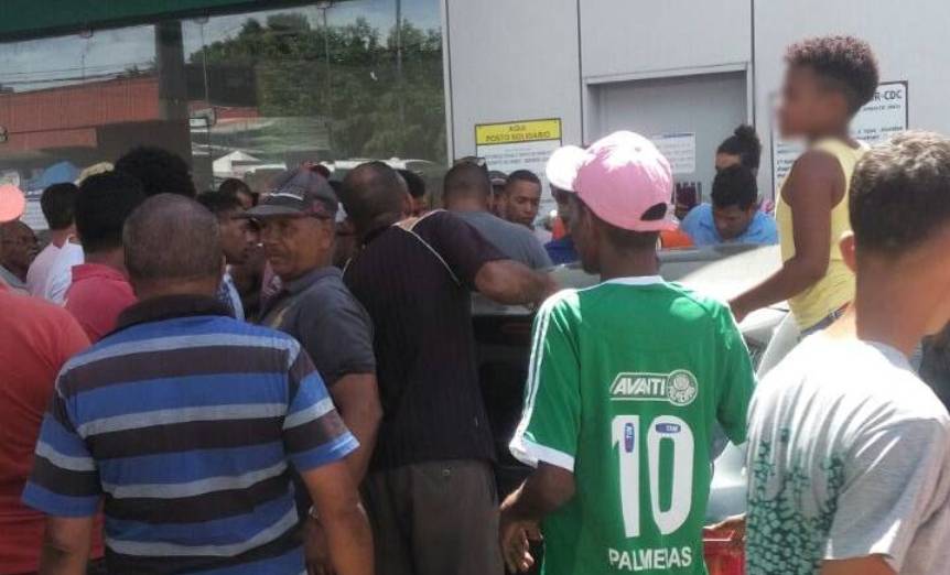 Jovem com farda escolar é agredido após tentativa de assalto na Bahia; Veja vídeo