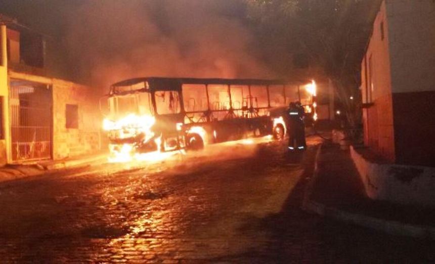 Ônibus do transporte público é incendiado em Feira de Santana